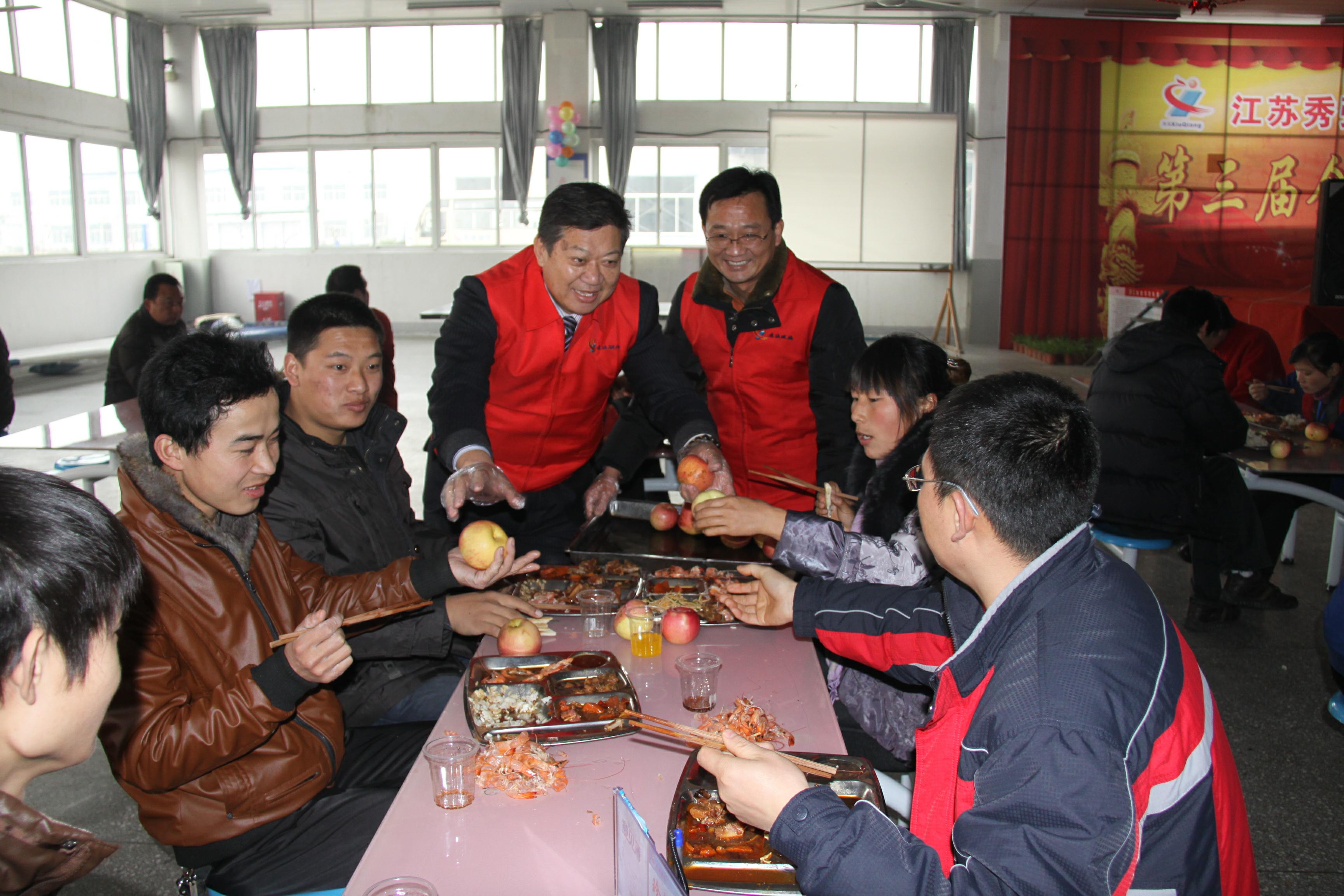 2011年，全员大聚餐，卢总向员工发放水果_极光看图.jpg