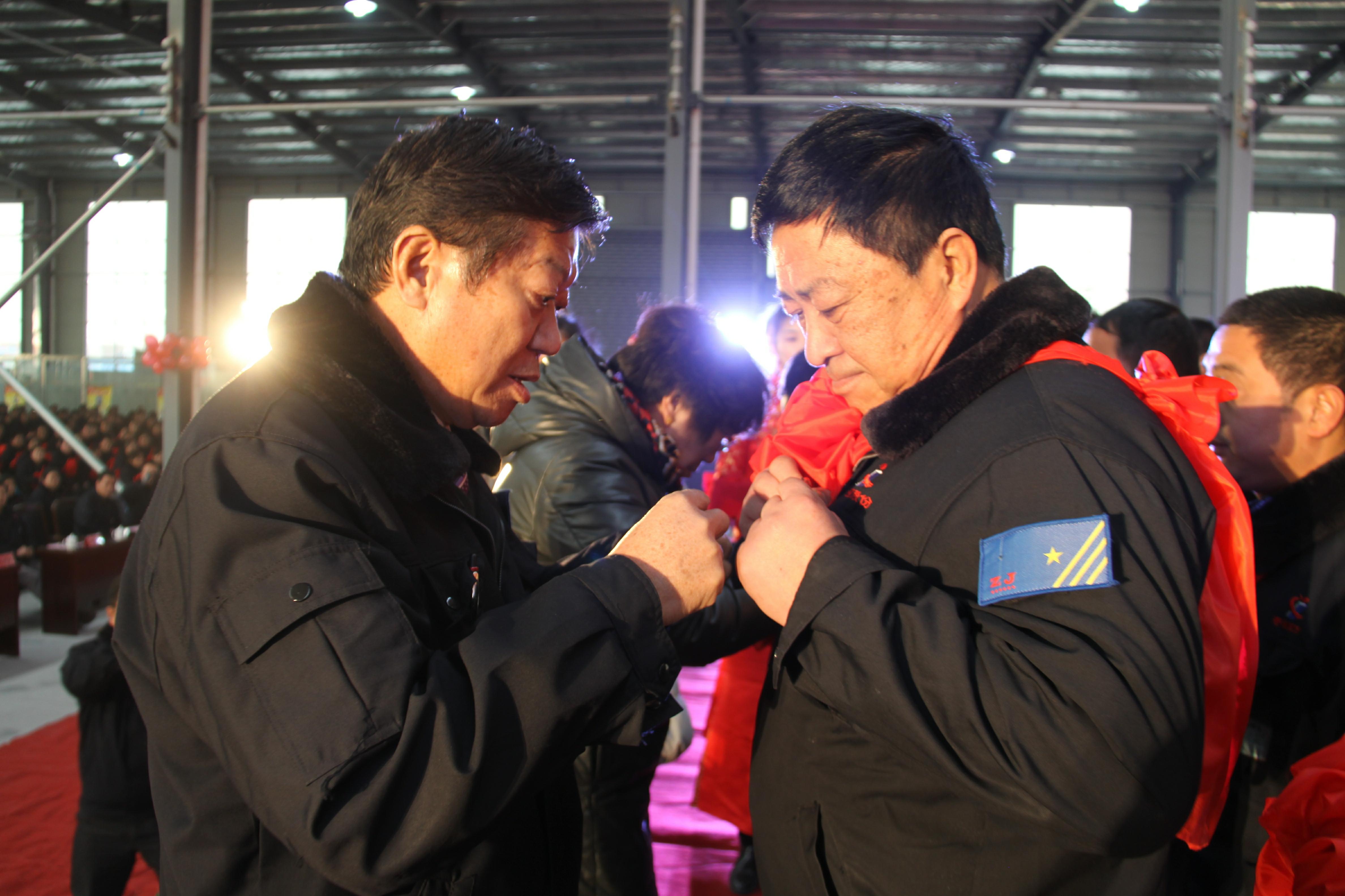 卢总为“秀强人”张振华戴胸章_极光看图.jpg